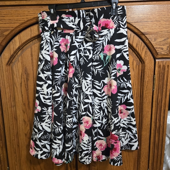 New York & Company Dresses & Skirts - Womens classy skirt.